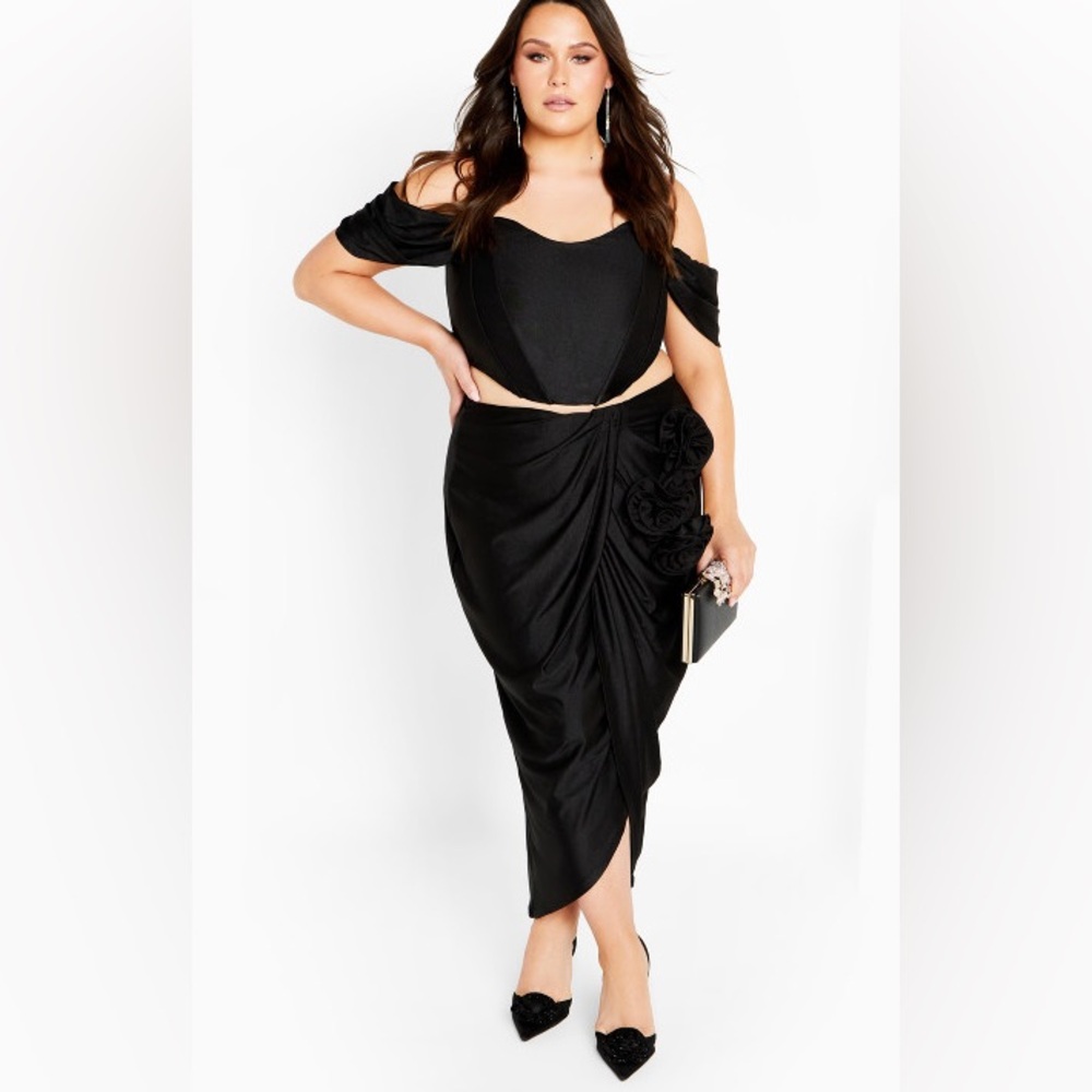City chic Fleur 2 pc set top 20W, skirt 18W. New in package black
